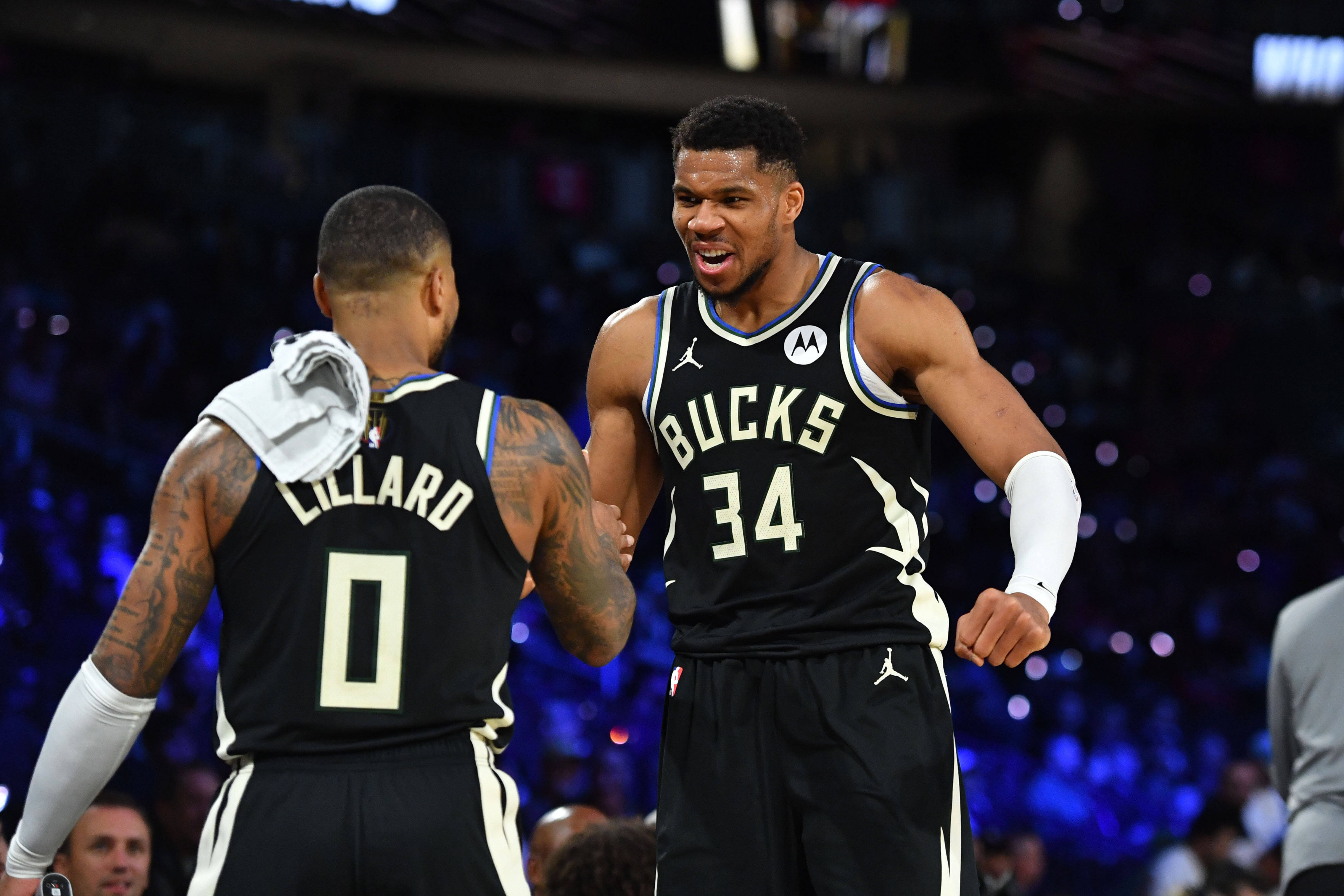 雄鹿锁定西部第一，字母哥称霸球场(雄鹿主帅字母哥取得很好进展 但无复出时)