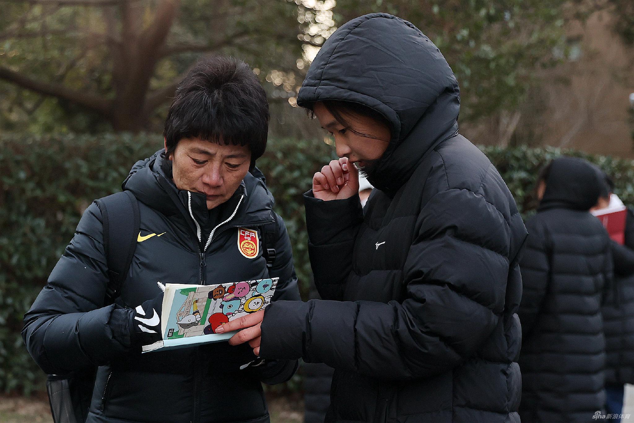 杏彩体育下载-荷兰女足队员集训备战国际比赛练兵有素(从青涩菜鸟到世界亚军,飞翔的荷兰女足还有未来)