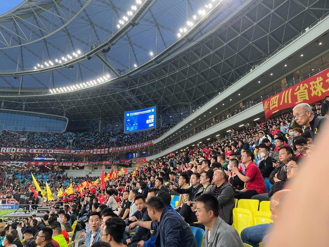 杏彩体育官方入口-国内职业足球赛事激情上演，强强较量，现场满载期待(足球运动赛事)