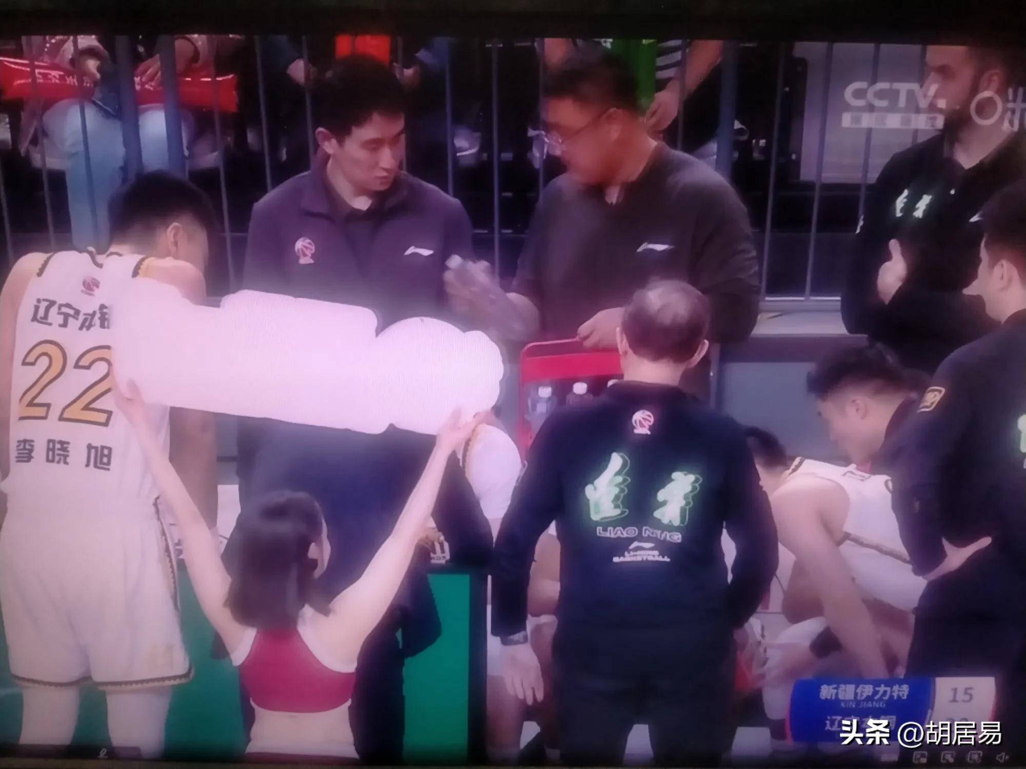 杏彩体育app下载-CBA比赛现场球迷情绪高涨(cba联赛如火如荼,随着比赛场次的密集)