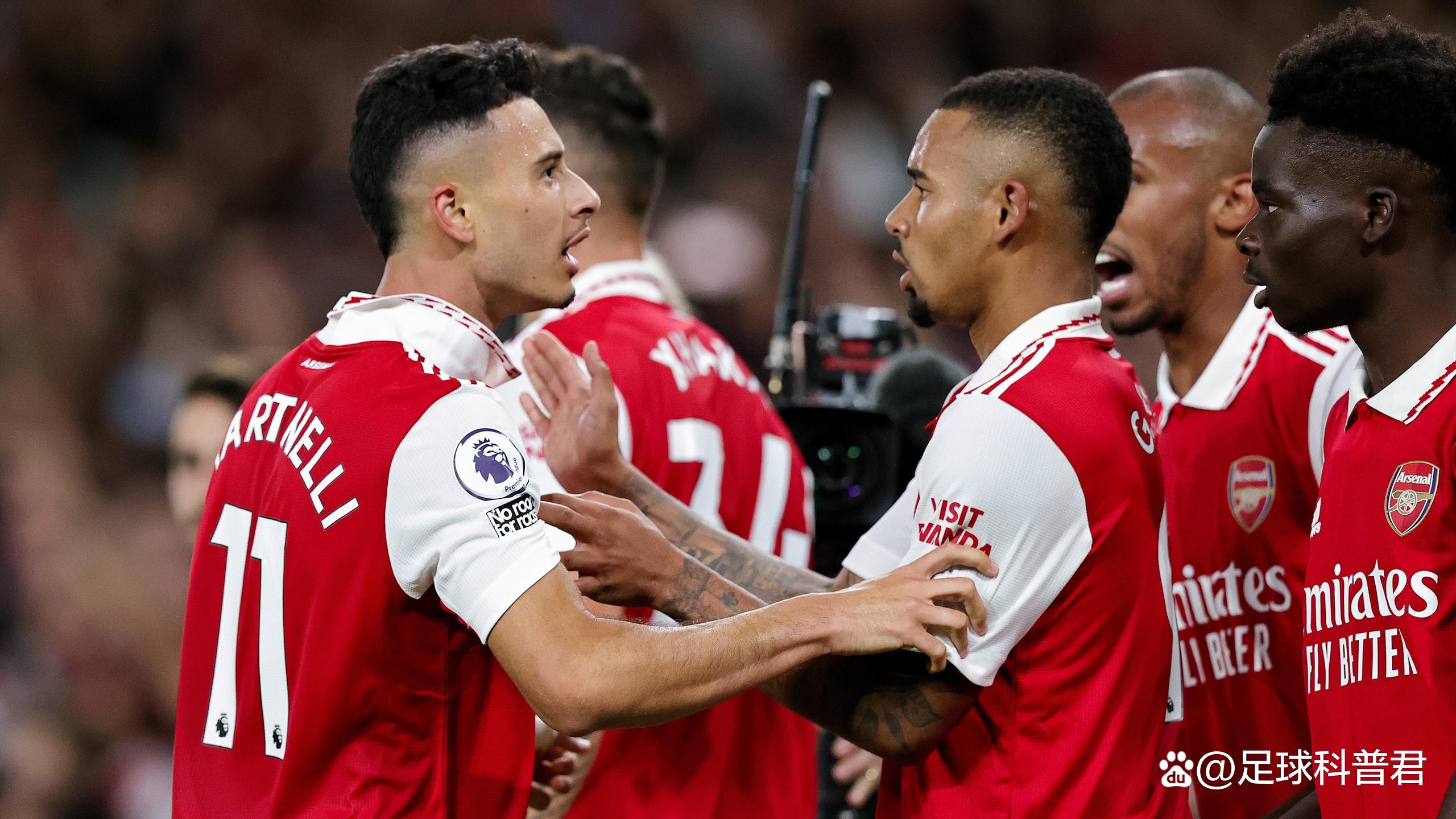 包含球场风云变换，职业足球比赛再掀狂潮的词条