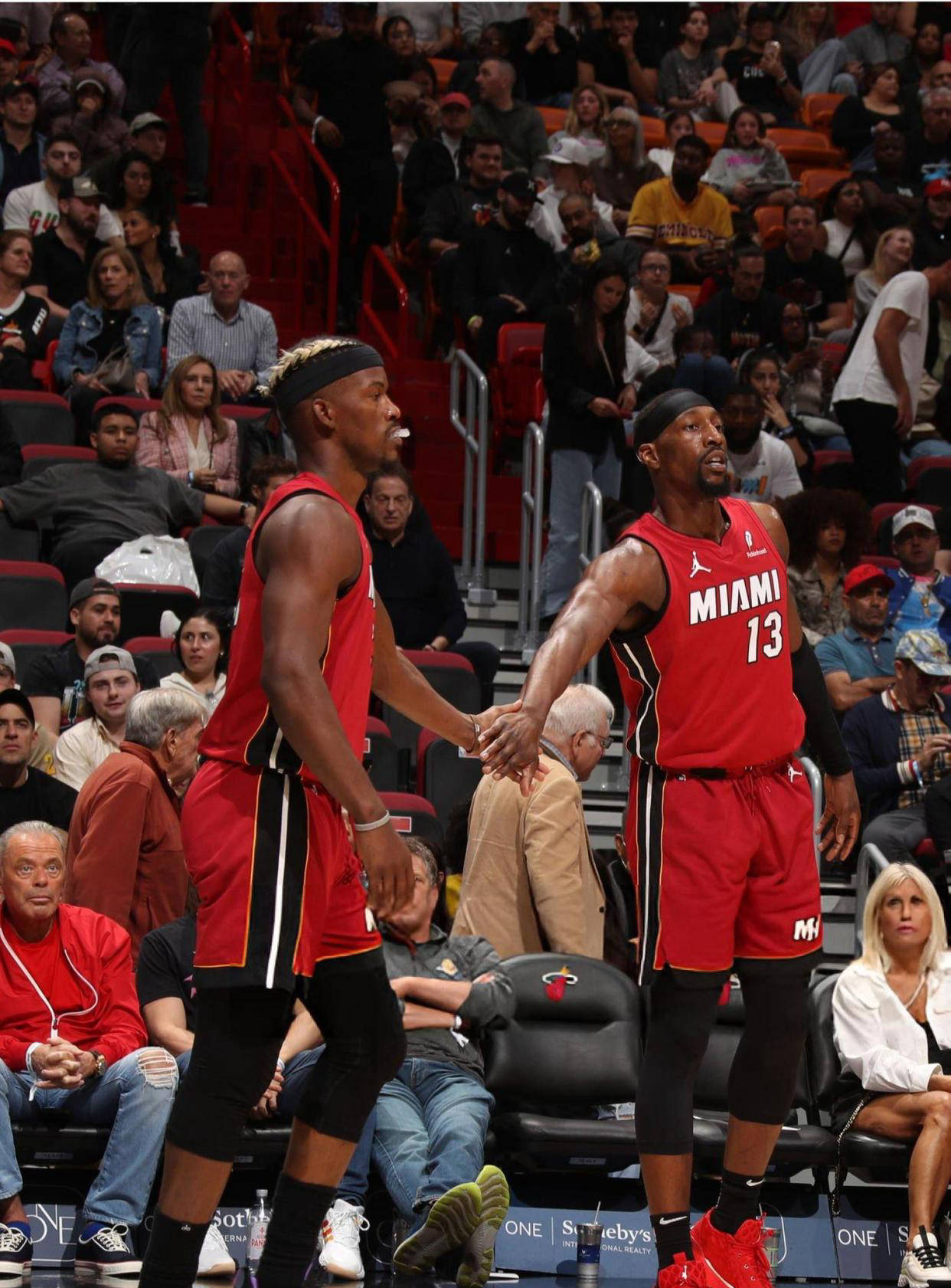 关于热火队败北雄鹿，系列赛形势严峻的信息