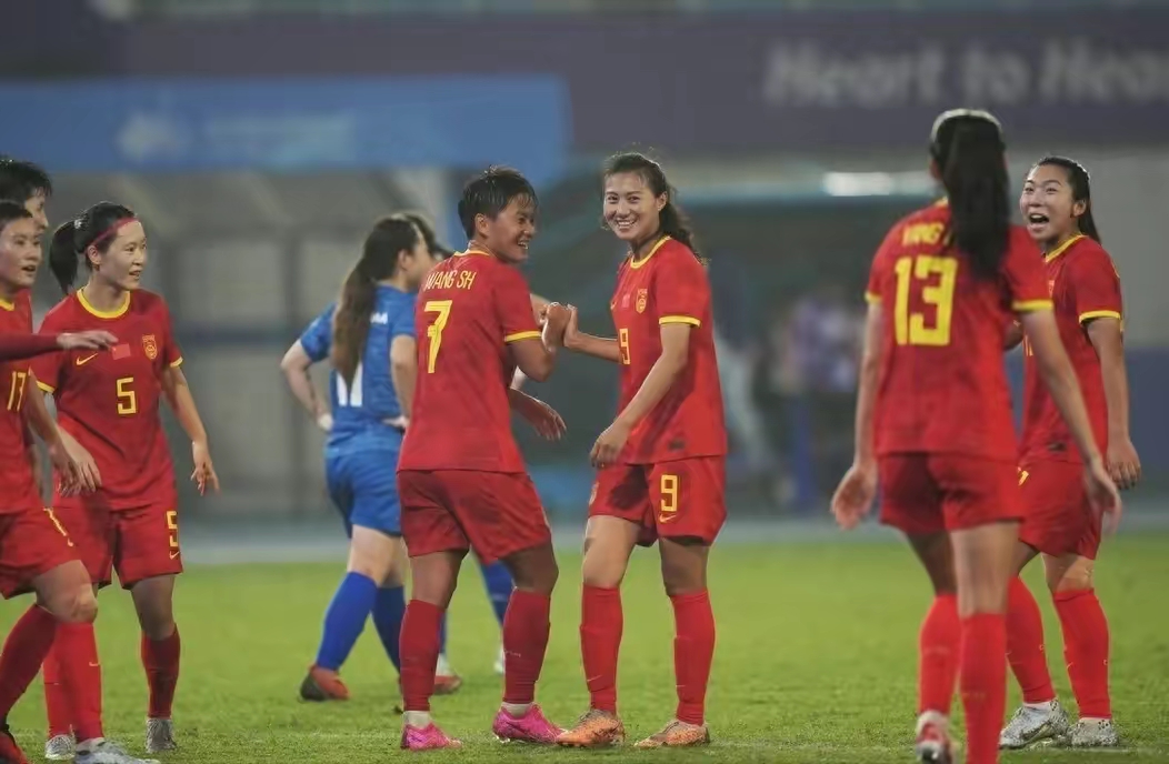 球员们在女足比赛上发挥出色，赢得观众喝彩