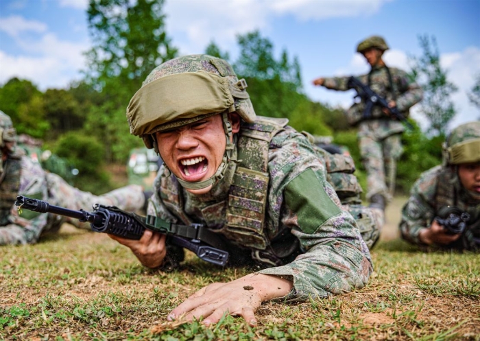 阿尔巴尼亚队抵达场地，准备进行战术训练