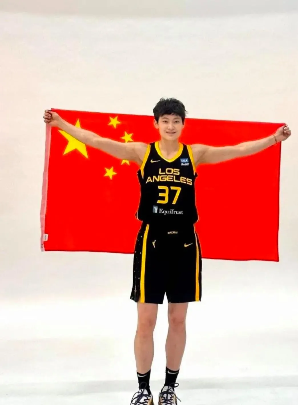 广东队运动员在球场上展现出色表现，获得胜利的简单介绍