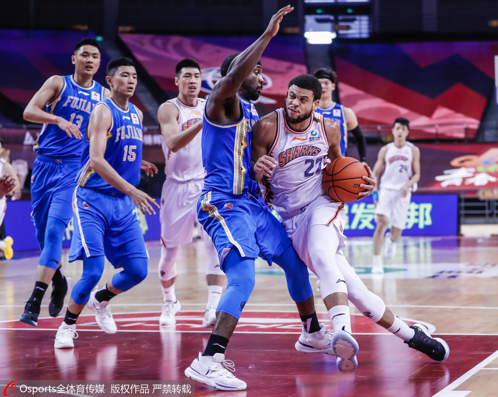 杏彩体育网站-萨索洛中卫成功封堵对手进攻