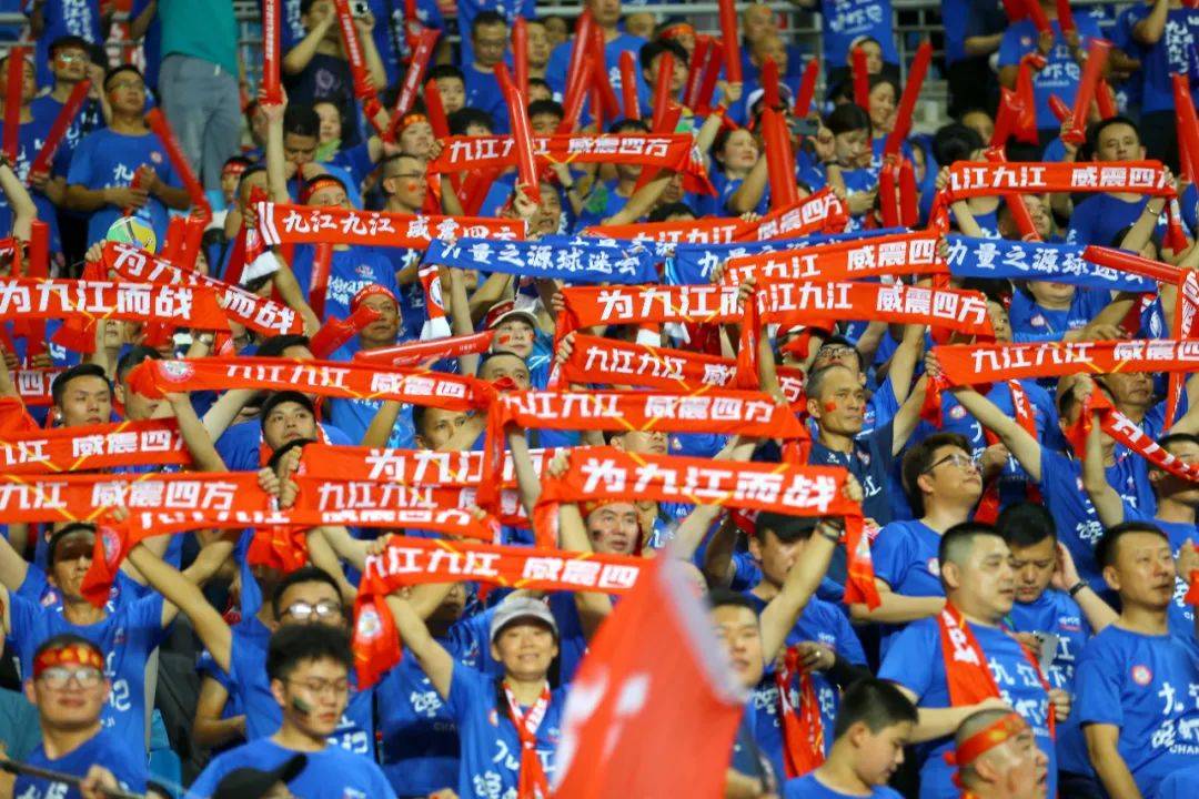 杏彩体育官网-精彩足球对决，球迷狂热呐喊欢呼的简单介绍