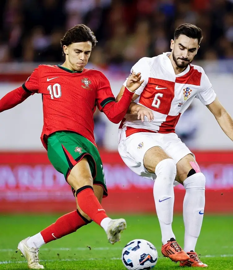 足球赛场上的较量充满悬念和激动