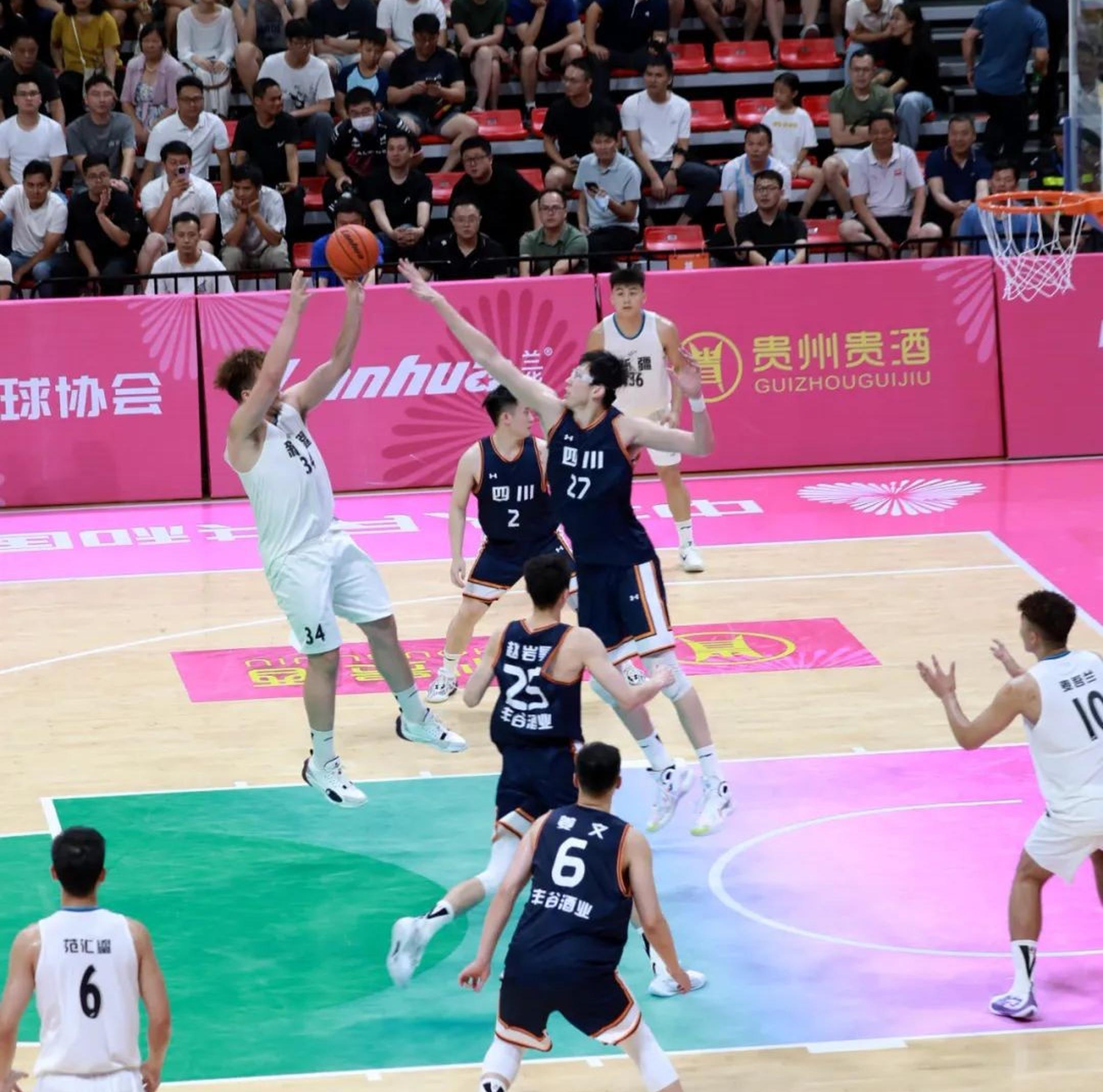 杏彩体育app下载-四川男篮在场上激战，展现团队精神！的简单介绍