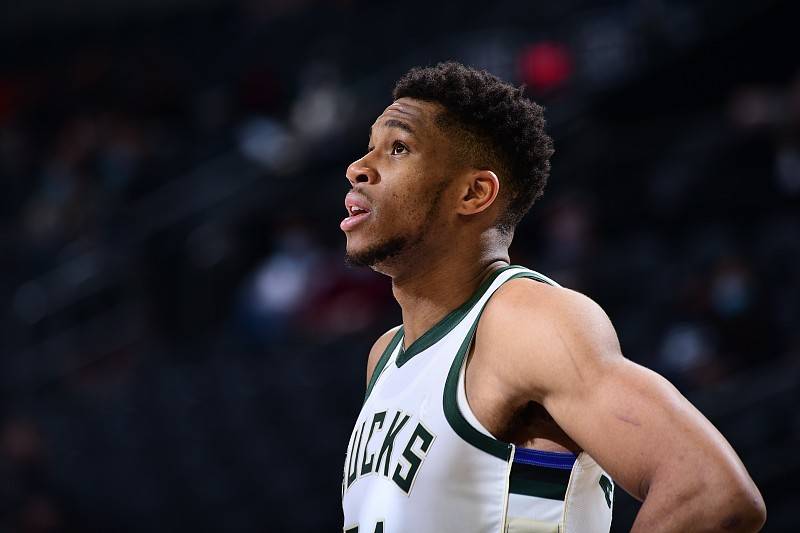 太阳客场大胜雄鹿，继续领跑