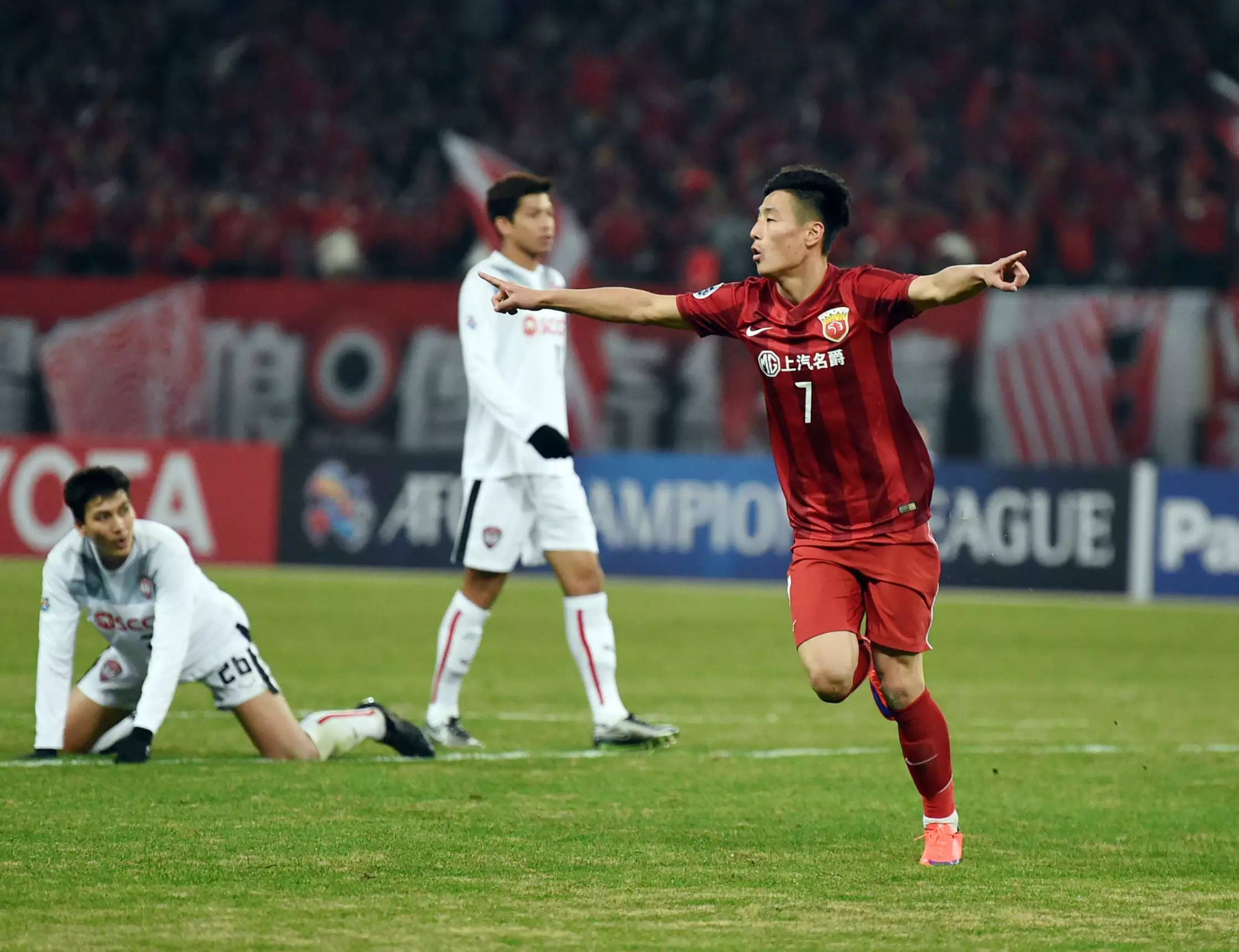 上海上港队员表现出色，成功击败对手