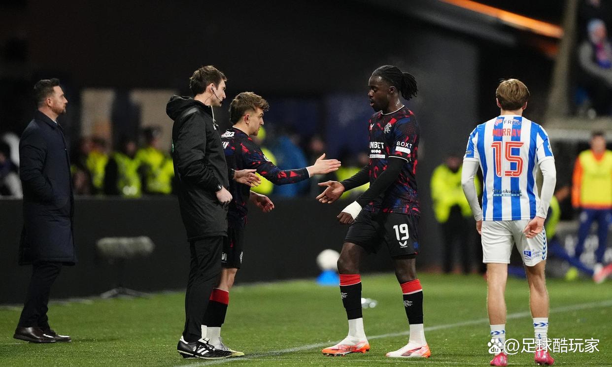 杏彩体育网页版-防线犯错失球频发，球队引发争议